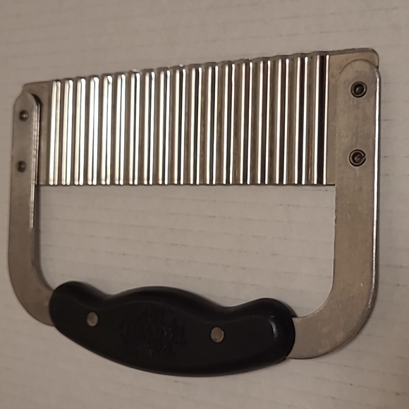 The Pampered Chef Crinkle Cutter - Picture 8 of 14